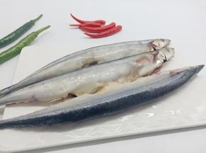 秋刀鱼收拾干净，晾干水分（或者用厨房纸巾擦干）