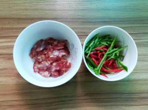 腊肠切薄片，青红椒切丝