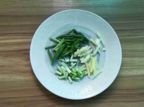 葱切段；姜切丝；蒜拍碎