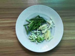 葱切段；姜切丝；蒜拍碎