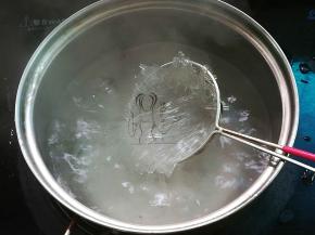 粉丝是免泡的，放开水中稍煮一会儿