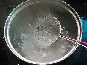 粉丝是免泡的，放开水中稍煮一会儿