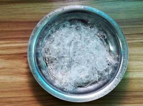 煮过的粉丝捞出沥干水分