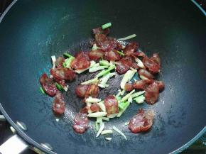 加入葱姜蒜一起炒出香味