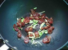 加入葱姜蒜一起炒出香味