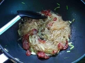 加入粉丝，加点油一起炒散炒均匀