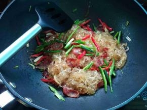 最后加盐和酱油调味，加入葱段炒匀就可以出锅。