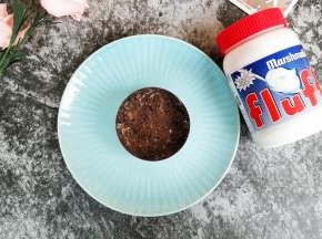 奥利奥饼糊放入模具里三分一里压平（这个量可以做一个6寸的或小慕斯模具6个）