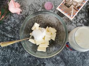 加入棉花糖180g，用的是美国产品Fluff涂抹型棉花糖，它不像普通棉花糖要先融化，它是很轻盈的膏体，甜度适中口感柔滑，在做甜品中添加让整个口感味道更加丰满！