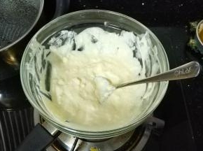 隔水加热融化至顺滑，离火拿出搅拌均匀