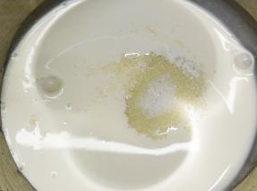 淡奶油400g加入糖40、玫瑰海盐4g