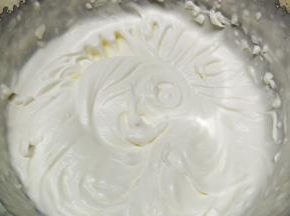 电动打蛋器打发至八成状态