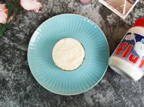 混合糊倒入模具里，表面用刮刀抹平，放冰箱冷藏4小时