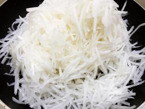 锅里继续放入萝卜丝煸炒至微软