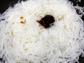 加入蚝油炒匀