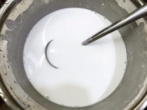 加入400克清水调成无颗粒的粉浆