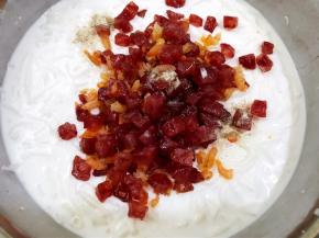 加入大部分的腊肠海米丁，加入白胡椒粉搅拌均匀