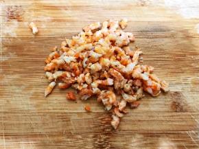 海米用清水浸泡10分钟，沥干水稍微切碎