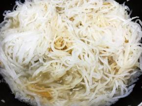 加入剩下的100克清水，煮至沸腾