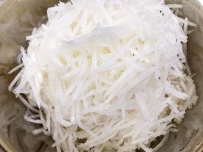 白萝卜去皮擦丝，我这里擦完丝刚好700克