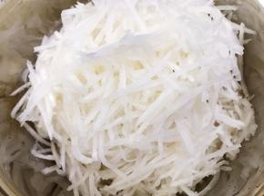 白萝卜去皮擦丝，我这里擦完丝刚好700克