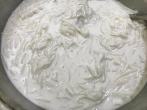 粉浆重新搅拌均匀，趁热倒入沸腾的萝卜丝，搅拌均匀