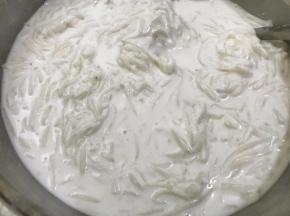 粉浆重新搅拌均匀，趁热倒入沸腾的萝卜丝，搅拌均匀