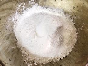 大盆里加入米粉，土豆淀粉，盐