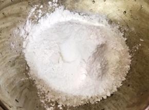大盆里加入米粉，土豆淀粉，盐