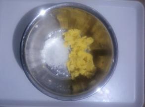 把黄油，糖，香草精放在一起