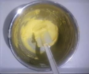 搅拌至糖化，黄油微微发白