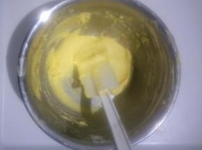 搅拌至糖化，黄油微微发白