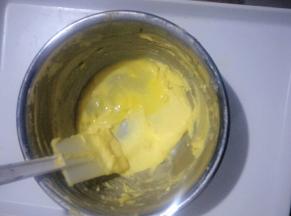 加入分次鸡蛋液搅拌均匀至融为一体，每次都搅拌均匀后再加下一次