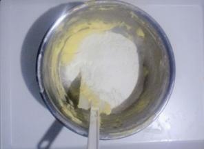 加入低粉搅拌均匀