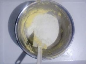 加入低粉搅拌均匀