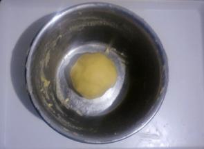 带一次性手套揉成面团