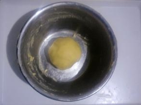 带一次性手套揉成面团