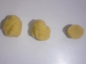 把面团分出一块6分之一的小面团，其余分成2等份