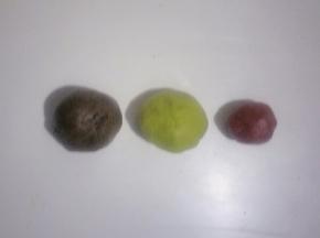 把小面团与红曲米粉混合揉搓均匀，其余两块分别与奥利奥饼干碎末和绿色食用色粉混合揉搓均匀