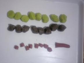 把绿色面团和黑色面团分别均匀分成8等份，把红色面团留出3分之一，其余的也均分成8等份