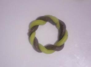 把两头接在一起，形成花环