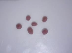 提前留出的那块红色面团分别搓成小圆点，绿豆粒大小