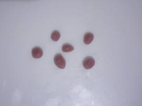 提前留出的那块红色面团分别搓成小圆点，绿豆粒大小