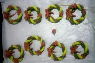 依次做好，烤盘铺一层油纸，把花环饼干摆入，每个之间留出一定的距离