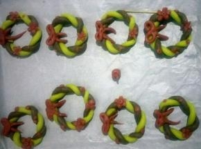 依次做好，烤盘铺一层油纸，把花环饼干摆入，每个之间留出一定的距离