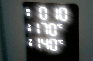 烤箱上火170/下火140预热10分钟，把饼干放入烤箱中层，约烤10分钟左右，中途开始上色后要加盖锡纸噢。