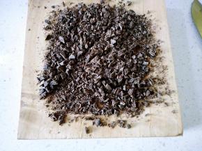 1先准备所用材料，巧克力切碎备用。