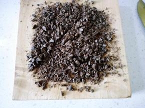 1先准备所用材料，巧克力切碎备用。