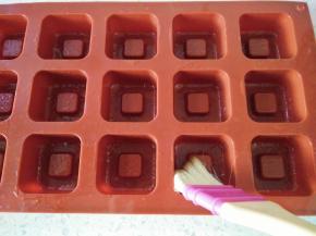 2模具刷一层黄油备用。