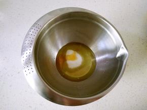 3蛋白加入白砂糖和蜂蜜。